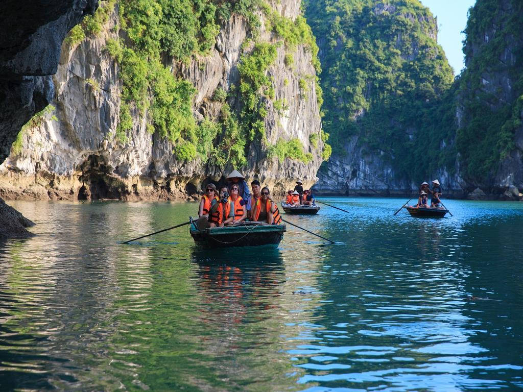 Garden Bay Premium Cruise Hotel Ha Long Exterior photo