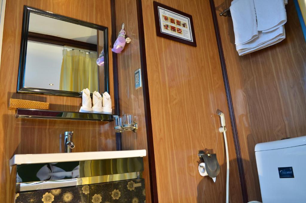 Garden Bay Premium Cruise Hotel Ha Long Room photo